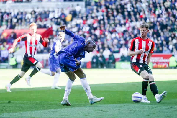 Chelsea 'li Nicolas Jackson, Premier League maçında Brentford Chelsea' ye karşı Gtech Community Stadyumu 'nda 6 Nisan 2025' te çekim yapıyor.