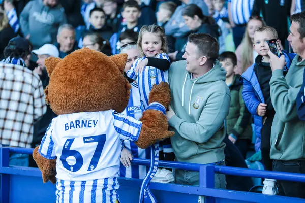 Sheffield Wednesday maskotu Barney, 5 Nisan 2025 'te Sheffield Çarşamba günü Hillsborough, Sheffield, İngiltere' de Hull City 'e karşı oynanan Gökyüzü İddia Şampiyonası maçında hayranı.