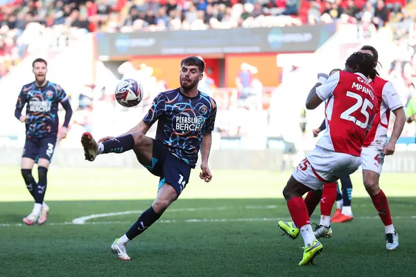 Blackpool takımından Tom Bloxham, 5 Nisan 2025 'te New York Stadyumu' nda oynanan 1.