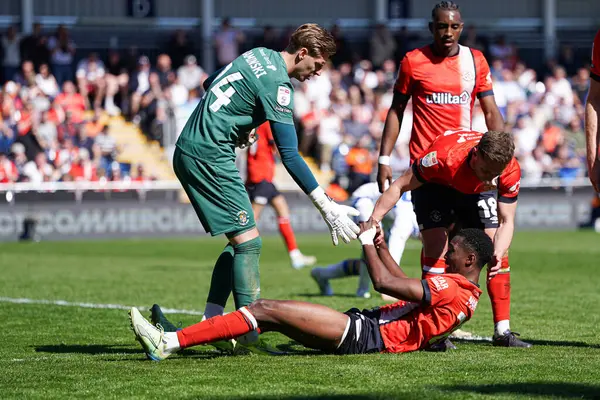 Luton Town, Luton Road, Luton, İngiltere 'de 5 Nisan 2025 tarihinde Luton Town' a karşı Leeds United 'ın oynadığı Sky Bet Şampiyonası maçında kasaba savunucuları.