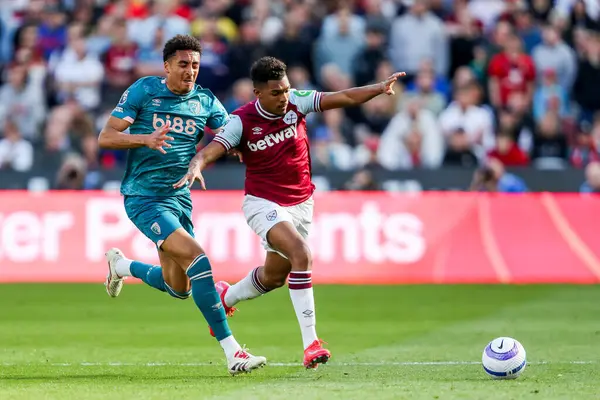 AFC Bournemouth takımından James Hill, Premier League maçında West Ham United 'ın Bournemouth' a karşı 5 Nisan 2025 'te Londra Stadyumu' nda Luis Guilherme ile top mücadelesi verdi.