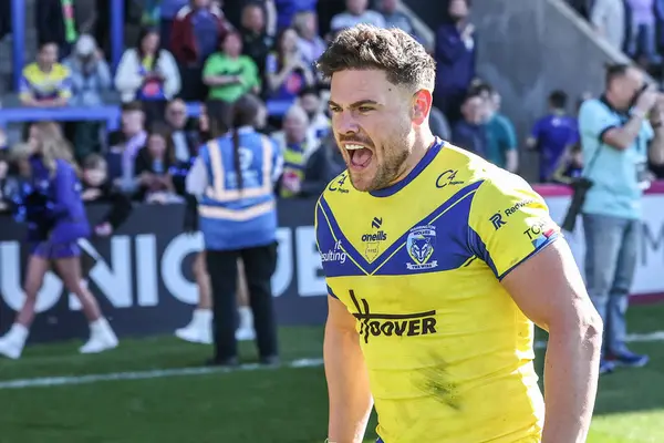 Warrington Wolves 'tan Joe Philbin, 6 Nisan 2025' te Halliwell Jones Stadyumu, Warrington, Birleşik Krallık 'ta oynanan Betfred Challenge Kupası çeyrek final maçında galibiyeti kutluyor.