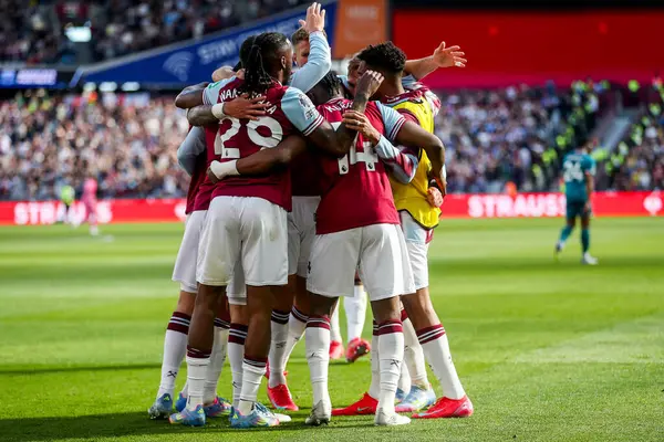 West Ham United takımından Jarrod Bowen, 5 Nisan 2025 'te Londra Stadyumu' nda oynanan Premier League maçında West Ham United 'a karşı Bournemouth maçında takım arkadaşlarıyla yaptığı maçı 2-1 kazanarak kutluyor.