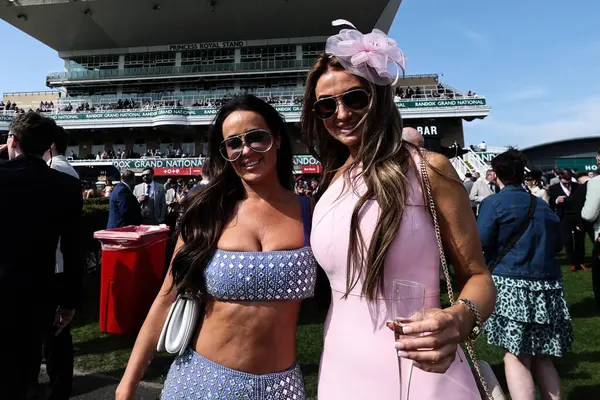 Randox Grand National 2025 Kadınlar Günü 'nde yarışçılar Aintree Yarış Pisti, Liverpool, Birleşik Krallık, 4 Nisan 2025