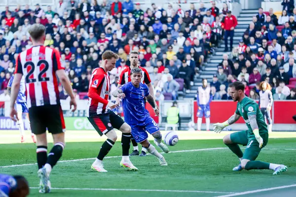 Chelsea 'den Enzo Fernandez, Premier League maçında Brentford Chelsea' ye karşı Gtech Community Stadyumu 'nda 6 Nisan 2025' te çekim yapıyor.