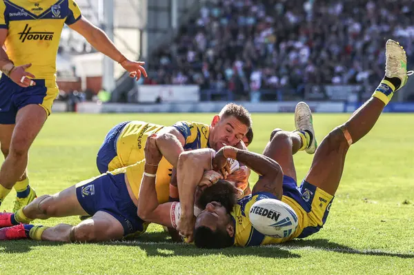 Warrington Wolves 'tan Matt Dufty, Warrington Wolves' tan Adam Holroyd ve Warrington Wolves 'tan Rodrick Tai St. Helens' den Joe Batchelor, Betfred Challenge Cup Quarter Final Maçı 'nda Warrington Wolves' a karşı St Helens maçını engellemeye çalışıyor.