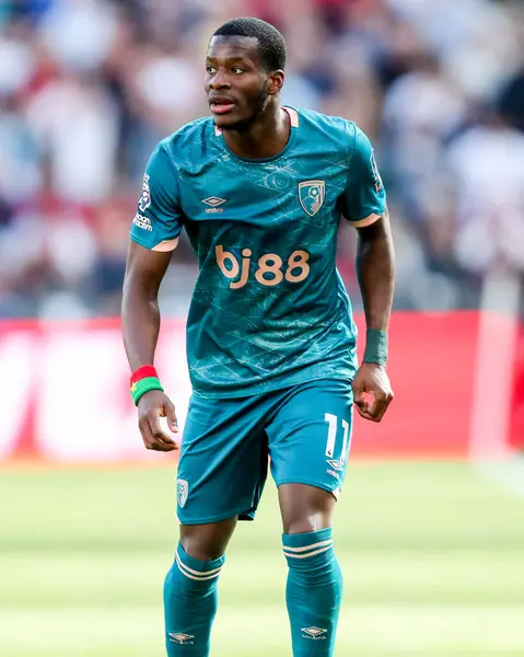 AFC Bournemouth takımından Dango Ouattara, Premier League maçında West Ham United ile Bournemouth maçını Londra Stadyumu 'nda, 5 Nisan 2025' de izliyor.