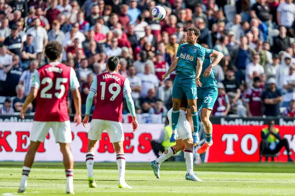AFC Bournemouth takımından Tyler Adams, 5 Nisan 2025 'te Londra' daki Londra Stadyumu 'nda oynanan Premier League maçında West Ham United ve Bournemouth maçında topa öncülük ediyor.