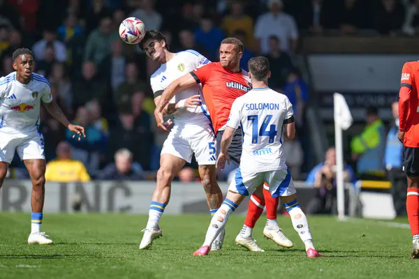 Her iki takım da Luton Town - Leeds United maçında 5 Nisan 2025 'te Luton Road, Luton, İngiltere' de oynanan Sky Bet Şampiyonası maçında top için mücadele ediyor.