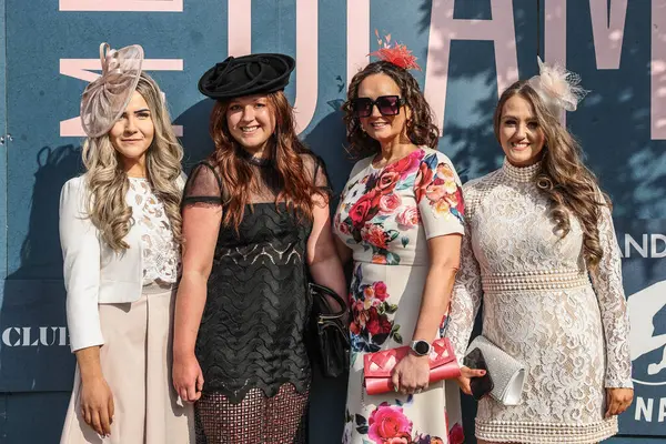 Bayanlar, Randox Grand National 2025 Bayram Günü 'nde İngiltere' nin Liverpool kentindeki Aintree Hipodromu 'na gelir.