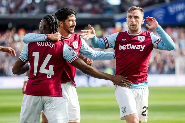 West Ham United takımından Jarrod Bowen, 5 Nisan 2025 'te Londra Stadyumu' nda oynanan Premier League maçında West Ham United 'a karşı Bournemouth maçında takım arkadaşlarıyla yaptığı maçı 2-1 kazanarak kutluyor.