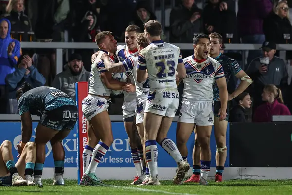 Wakefield Trinity 'den Matty Russell, Birleşik Krallık' ın Wakefield Stadyumu 'nda oynanan Betfred Challenge Kupası çeyrek final maçında denemesini kutluyor.