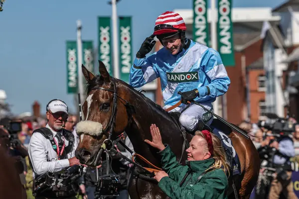 Stan Sheppard 'ın sürdüğü Cruz Kontrol, 5 Nisan 2025' te Aintree Yarış Pisti 'nde düzenlenen Randox Grand National 2025 Ulusal Günü' nde 14: 30 'da William Hill Handicap Chase' i kazandı.