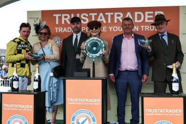 Salvator Mundi 'nin arkasındaki takım, 4 Nisan 2025' te Aintree Yarış Pisti 'nde düzenlenen Randox Grand National 2025. Bayanlar Günü' nde mütevelli tacirinin en iyi adayları ödülünü kazandıktan sonra ödül kazandı.