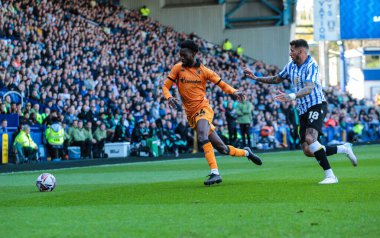 Hull City 'den Matt Crooks ve Sheffield Wednesday' den Marvin Johnson, 5 Nisan 2025 'te Sheffield Wednesday' in Hillsborough, Sheffield, Birleşik Krallık 'ta Hull City' ye karşı oynadığı Sky Bet Şampiyonası maçında top için ikililer yaptılar.