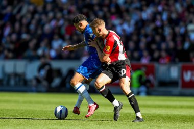 Chelsea 'den Jadon Sancho, Brentford' lu Kristoffer Ajer tarafından Premier League maçı sırasında Londra, İngiltere 'deki Gtech Community Stadyumu' nda Brentford 'a karşı Chelsea maçında baskı altına alındı.