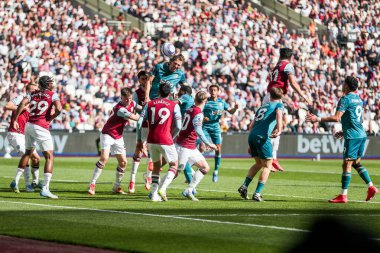 AFC Bournemouth takımından Illia Zabarnyi, Premier League maçında topu Londra Stadyumu 'nda 5 Nisan 2025' te West Ham United 'a karşı Bournemouth' a karşı önde götürüyor.