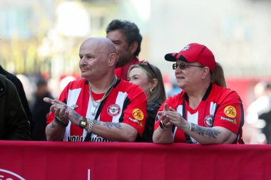 Taraftarlar, Premier League maçından önce Gtech Community Stadyumu 'nun önünde Brentford Chelsea' ye karşı 6 Nisan 2025 'te Londra' daki Gtech Community Stadyumu 'nda oyuncu gelmesini bekliyorlar.