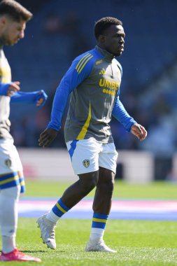 Leeds United takımından Wilfried Gnonto, 5 Nisan 2025 'te Luton Town - Leeds United maçının öncesinde ısınıyor.