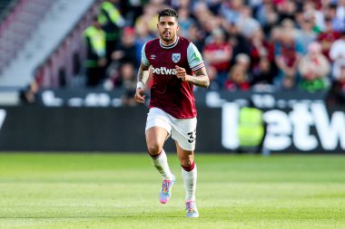West Ham United takımından Emerson Palmieri, 5 Nisan 2025 'te Londra' daki Londra Stadyumu 'nda oynanan Premier Lig maçında maç yapıyor.