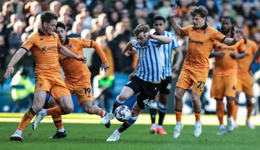 Sheffield Çarşamba günü Sheffield Wednesday 'in 5 Nisan 2025' te Hillsborough, Sheffield, İngiltere 'de Hull City' ye karşı oynadığı Sky Bet Şampiyonası maçında topu kırıyor.