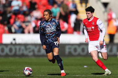 Blackpool 'dan Samuel Silvera, 5 Nisan 2025' te İngiltere 'nin Rotherham Stadyumu' nda oynanan Gökyüzü İddia Ligi 1 karşılaşmasında topla ileri gidiyor.