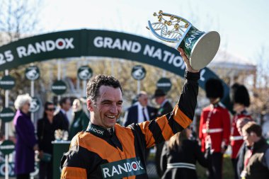 Patrick Mullins, 5 Nisan 2025 'te Aintree Yarış Pisti, Liverpool' da düzenlenen Randox Grand National 2025 Ulusal Günü 'nde Büyük Ulusal Kupayı kaldırdı.