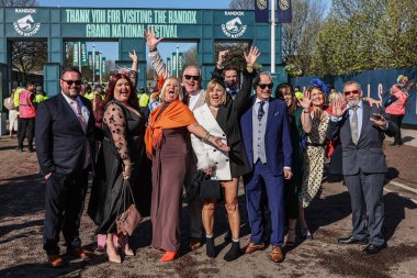 Yarışçılar 5 Nisan 2025 'te Aintree Yarış Pisti, Liverpool' da düzenlenen Randox Grand National 2025 Ulusal Günü 'nde Aintree' ye vardılar.