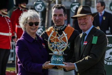 Jackie Mullins, Patrick Mullins ve Willie Mullins Randox Grand National 2025 gününde Ulusal Kupa ile Aintree Yarış Pisti, Liverpool, İngiltere, 5 Nisan 2025