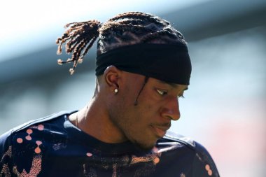 Chelsea 'den Noni Madueke, Premier League maçından önce Londra' daki Gtech Community Stadyumu 'nda Brentford Chelsea' ye karşı ısınıyor.