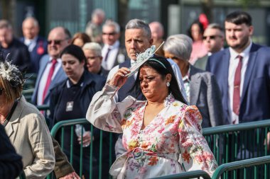 Bayanlar, Aintree Yarış Pisti, Liverpool, Birleşik Krallık 'ta 4 Nisan 2025 tarihli Randox Grand National 2025 Kadınlar Günü' nde kapılar açılır açılmaz içeri giriyorlar.