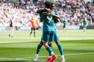 AFC Bournemouth takımından Evanilson, 5 Nisan 2025 'te Londra' daki Londra Stadyumu 'nda oynanan Premier League maçında takım arkadaşlarıyla yaptığı maçı 0-1 kazanarak kutluyor.