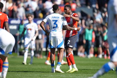 Luton Town 'dan Lamine Fanne ve Leeds United takımından Jnior Firpo, Luton Town - Leeds United maçından sonra 5 Nisan 2025' te Luton Road, Luton, İngiltere 'de karşı karşıya geldiler.