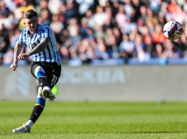 Sheffield Wednesday 'den Josh Windass, 5 Nisan 2025' te Sheffield, Sheffield, İngiltere 'de Çarşamba günü Hull City' ye karşı oynanan Gökyüzü İddia Şampiyonası maçında gol atarken görülüyor.