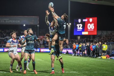 Leigh Leoparları 'ndan Keanan Brand, Birleşik Krallık' ın Wakefield kentindeki DIY Kitchens Stadyumu 'nda oynanan Betfred Challenge Kupası çeyrek final maçında yüksek topa atlıyor.