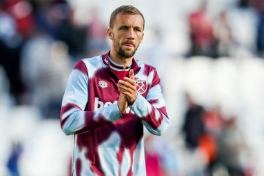 West Ham United takımlarından Tomas Soucek, Premier League 'in 5 Nisan 2025' te Londra 'daki Londra Stadyumu' nda oynadığı West Ham United - Bournemouth maçı sonrasında takımların berabere kalmasının ardından taraftarları kabul ediyor.