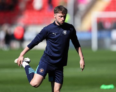 Blackpool 'dan Matthew Pennington, maç öncesi ısınma maçında, 5 Nisan 2025' te New York Stadyumu 'nda oynanan Sky Bet 1 karşılaşmasında Rotherham United, Blackpool' a karşı.