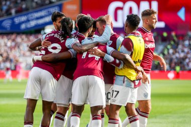 West Ham United takımından Jarrod Bowen, 5 Nisan 2025 'te Londra Stadyumu' nda oynanan Premier League maçında West Ham United 'a karşı Bournemouth maçında takım arkadaşlarıyla yaptığı maçı 2-1 kazanarak kutluyor.