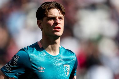 AFC Bournemouth takımından Illia Zabarnyi, 5 Nisan 2025 'te Londra' daki Londra Stadyumu 'nda oynanan Premier League karşılaşması öncesinde sıralanır.