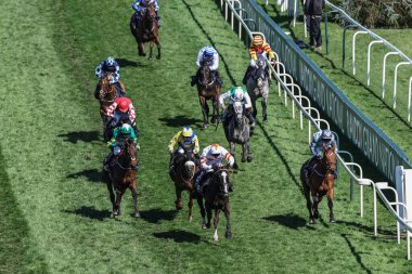 Jack Tudor 'un sürdüğü derin mağara, 5 Nisan 2025' te Aintree Yarış Pisti 'nde düzenlenen Randox Grand National 2025 Ulusal Günü' nde liderliği aldı.