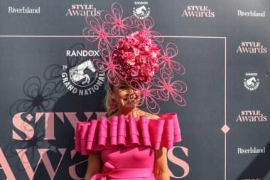 Bayanlar, Randox Grand National 2025 Bayram Günü 'nde İngiltere' nin Liverpool kentindeki Aintree Hipodromu 'na gelir.