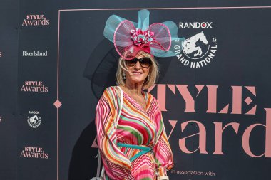 Bayanlar, Randox Grand National 2025 Bayram Günü 'nde İngiltere' nin Liverpool kentindeki Aintree Hipodromu 'na gelir.