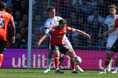 Luton Town 'dan Jordan Clark, Leeds United takımından Ethan Ampadu' yu 5 Nisan 2025 'te Kenilworth Road, Luton, İngiltere' de Luton Town - Leeds United maçında durdurdu.