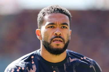 Chelsea 'den Reece James Premier Lig karşılaşmasından önce Londra' daki Gtech Community Stadyumu 'nda Brentford' a karşı 6 Nisan 2025 'te ısınıyor.