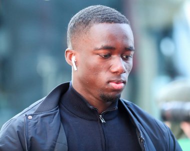 Brentford 'dan Michael Kayode, Premier League karşılaşması öncesinde Gtech Community Stadyumu' na geldi. Brentford Chelsea 'ye karşı Gtech Community Stadyumu, Londra, İngiltere, 6 Nisan 2025