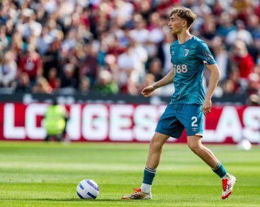 AFC Bournemouth takımından Dean Huijsen, Premier League maçında topla koşuyor. West Ham United, Bournemouth 'a karşı Londra Stadyumu' nda, 5 Nisan 2025