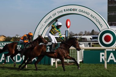 MP Walsh tarafından binilen ve Willie Mullins tarafından eğitilen beyefendi De Mee, Randoks Grand National 2025 Aintree Yarış Pisti, Liverpool, Birleşik Krallık, 4.