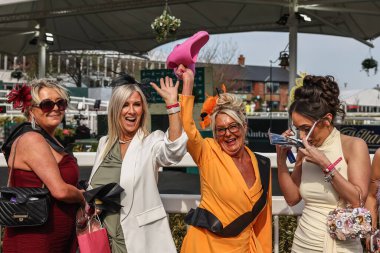 Bayanlar, Randox Grand National 2025 İkinci Gün Kadınlar Günü 'nde Aintree Yarış Pisti, Liverpool, Birleşik Krallık' a geldiler.