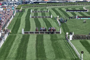 Atlar, Birleşik Krallık, Liverpool, Aintree Yarış Pisti 'nde düzenlenen Randox Grand National 2025 Günü' nde saat 13: 20 yarışında engelden atlıyorlar.