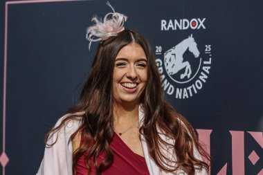 Bayanlar, Randox Grand National 2025 Bayram Günü 'nde İngiltere' nin Liverpool kentindeki Aintree Hipodromu 'na gelir.